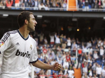 黑白体育直播-欧冠卡卡：卡卡的欧冠冠军之路与个人荣誉